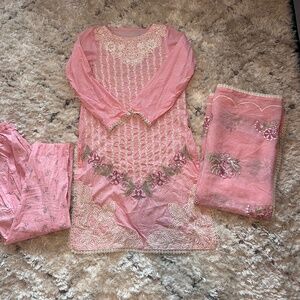 S Pink & White Floral Embroidered 3pcs kameez Trousers Pakistani Suit